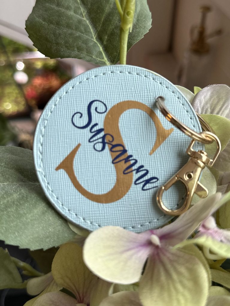 Schlüsselanhänger "rund"  Ø 7 cm aus Kunstleder
CHF 20.00 / Stk.